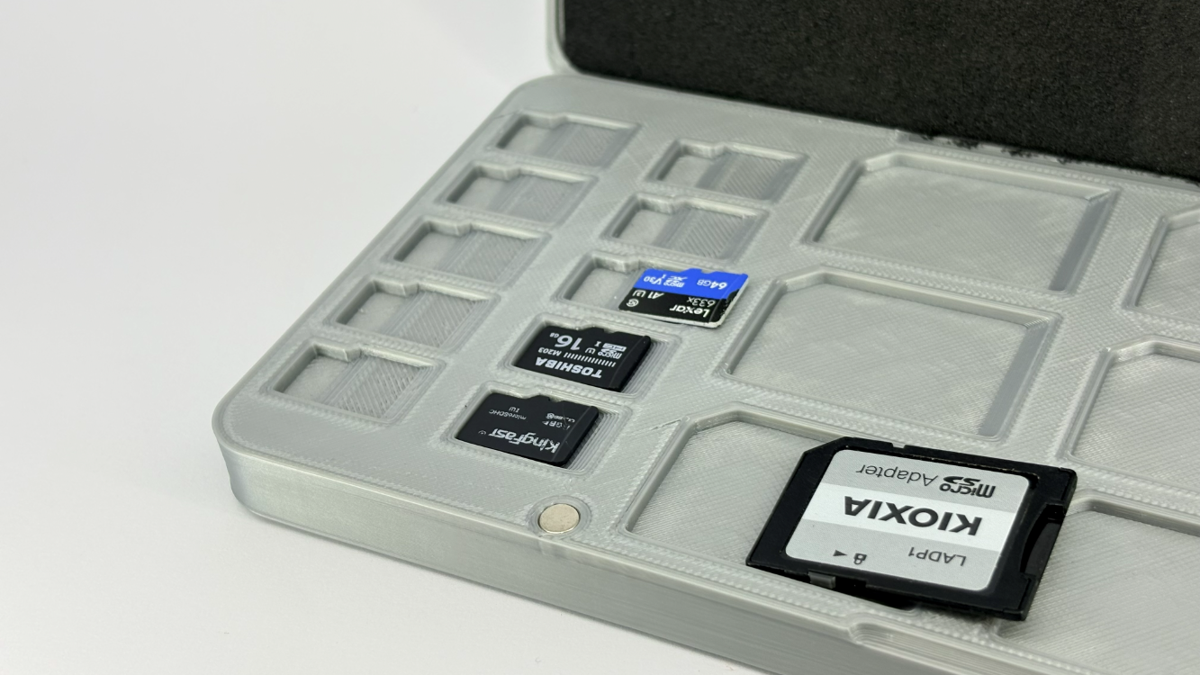 Novolit Labs — Manyetik Kilitli SD & MicroSD Hafıza Kartı Koruma Kutusu