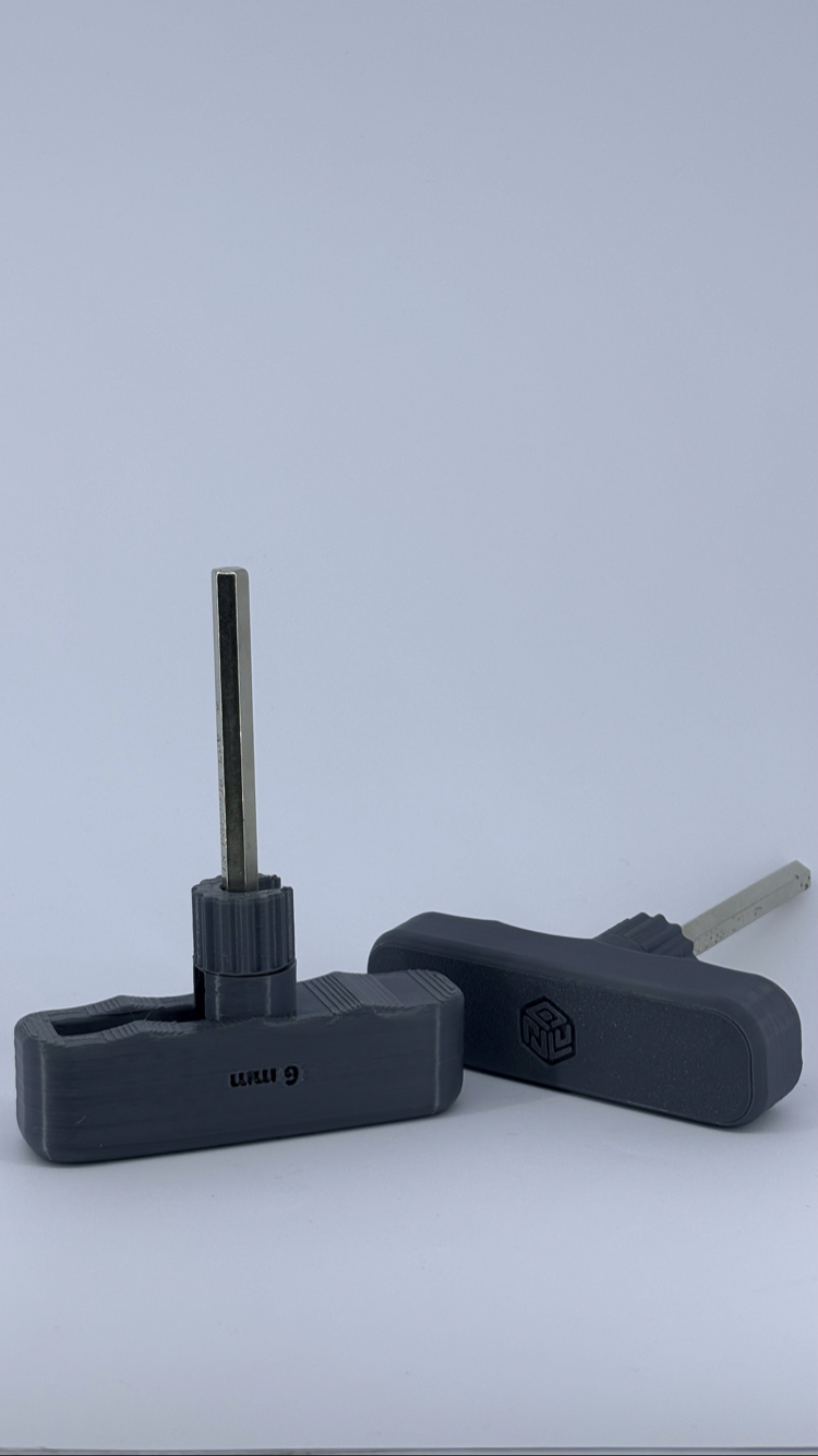Novolit Labs – İzeltaş Uyumlu Ergonomik ABS Alyan Tutucu (Tekli)