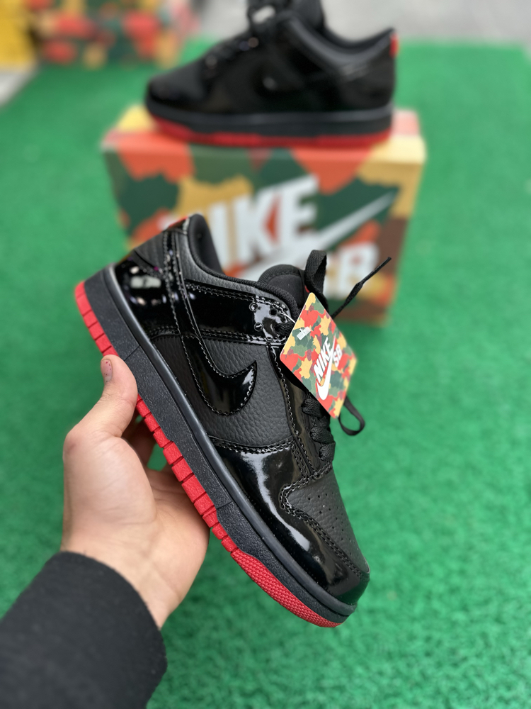 Nike dunk sb rugan kırmızı stoklarda