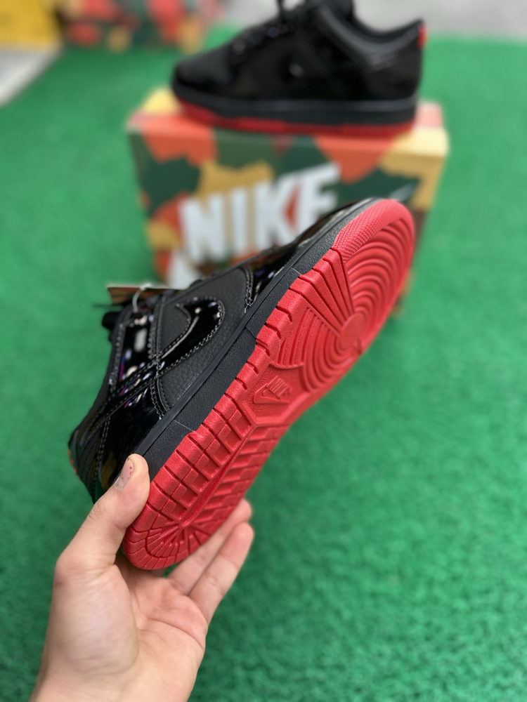 Nike dunk sb rugan kırmızı stoklarda
