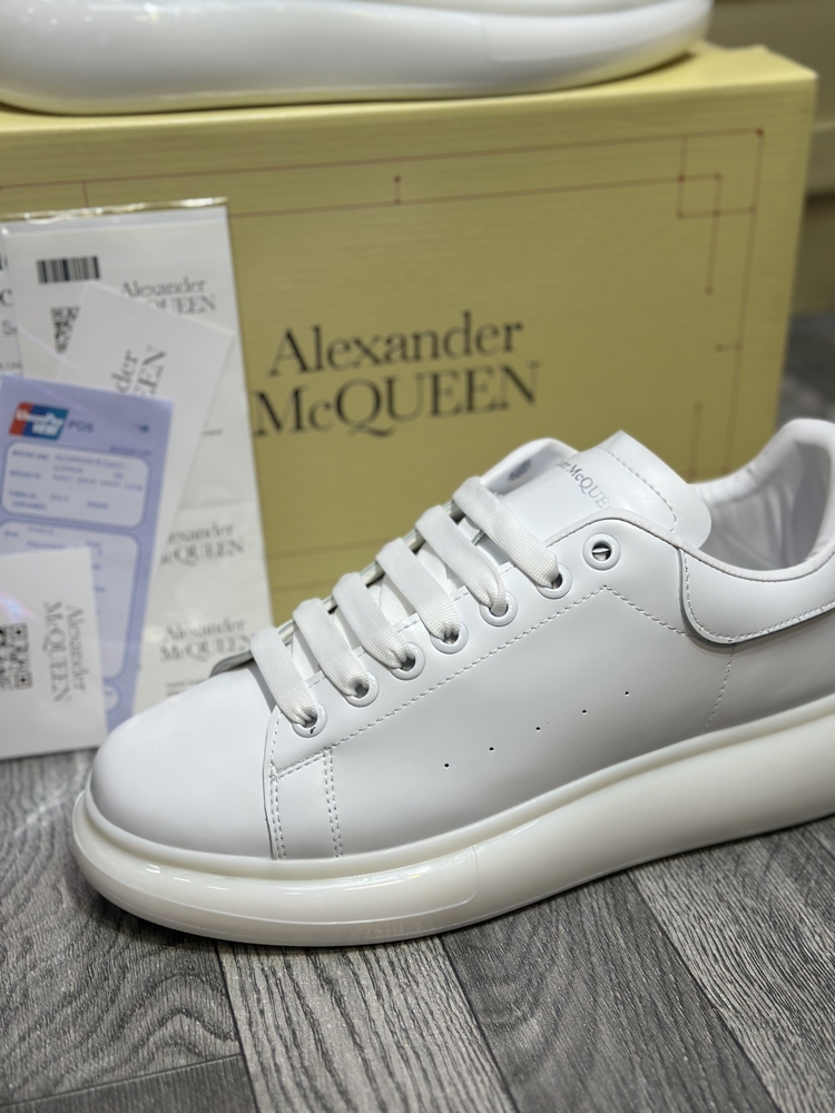 ALEXANDER McQUEEN HER KOMBİNİN ALTINA ATABİLECEK O ÜRÜN