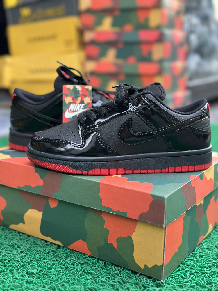 Nike dunk sb rugan kırmızı stoklarda