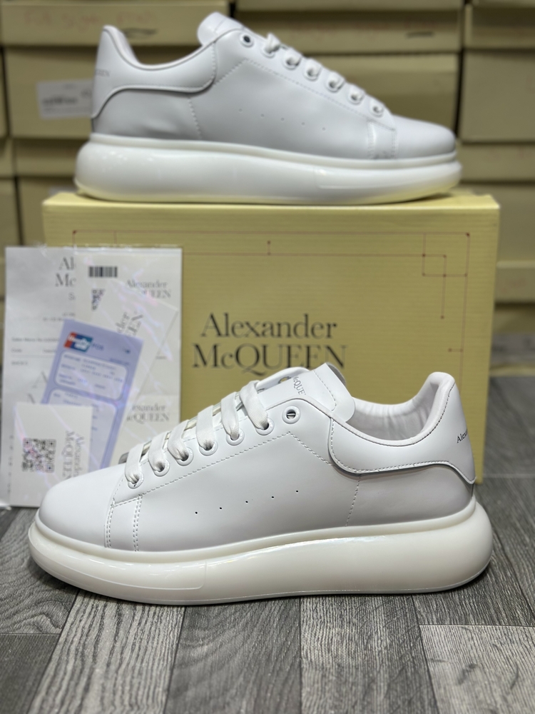 ALEXANDER McQUEEN HER KOMBİNİN ALTINA ATABİLECEK O ÜRÜN