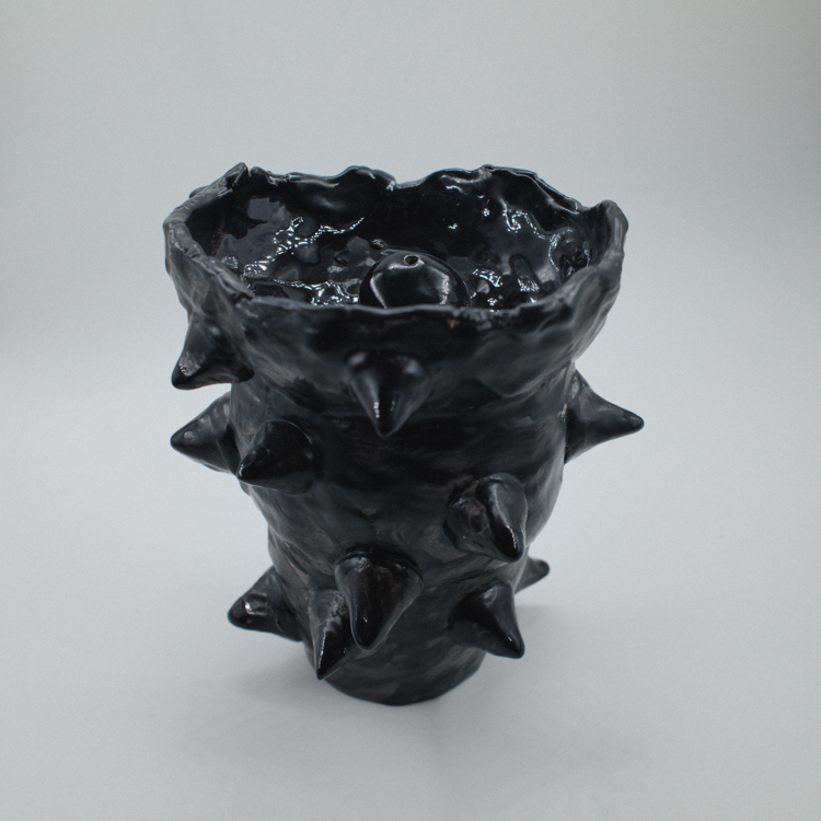spiky black tütsülük