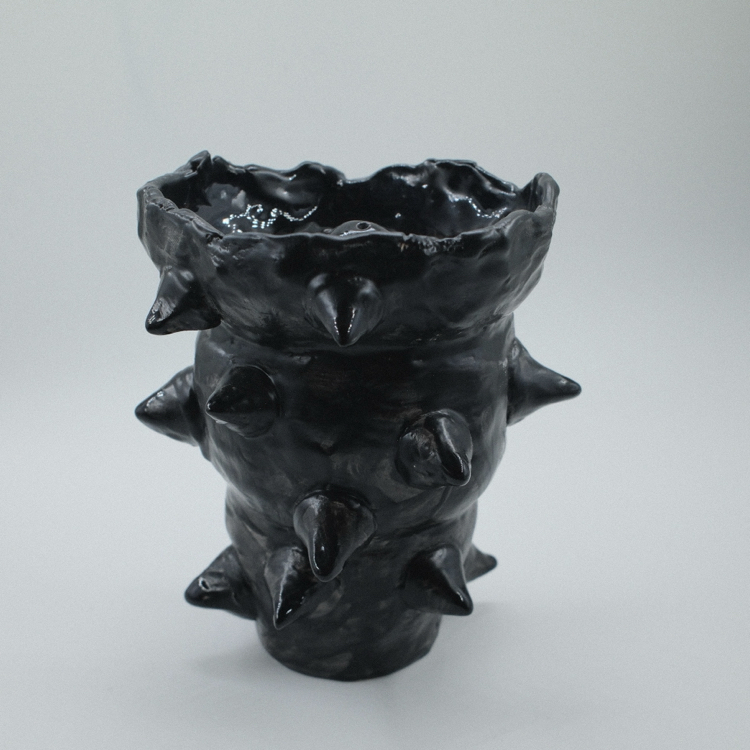 spiky black tütsülük