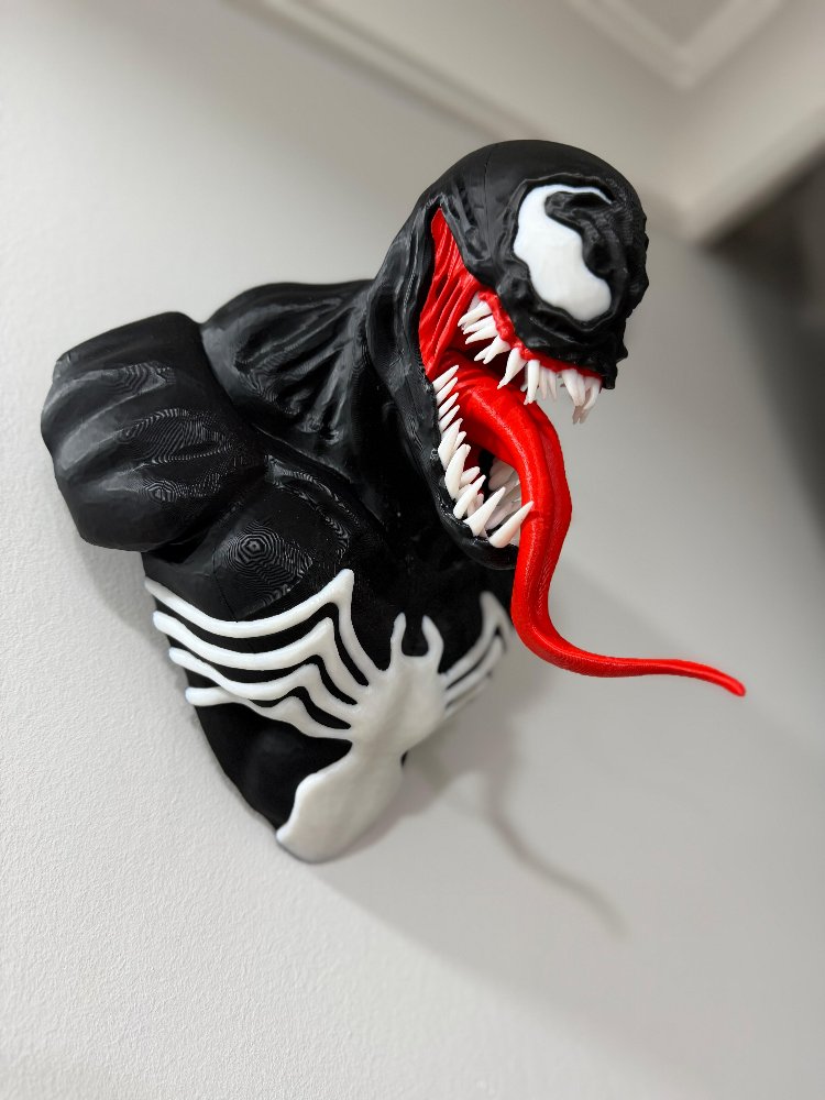 Venom XL Büst – 28 cm | Standlı & Duvara Monte Seçenekli
