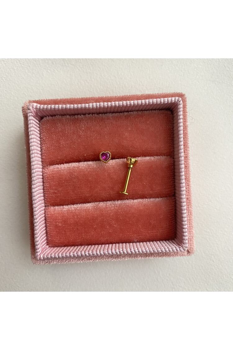 Kadın Minimal Koyu Pembe Taşlı Kalpli Tragus Kıkırdak Piercing