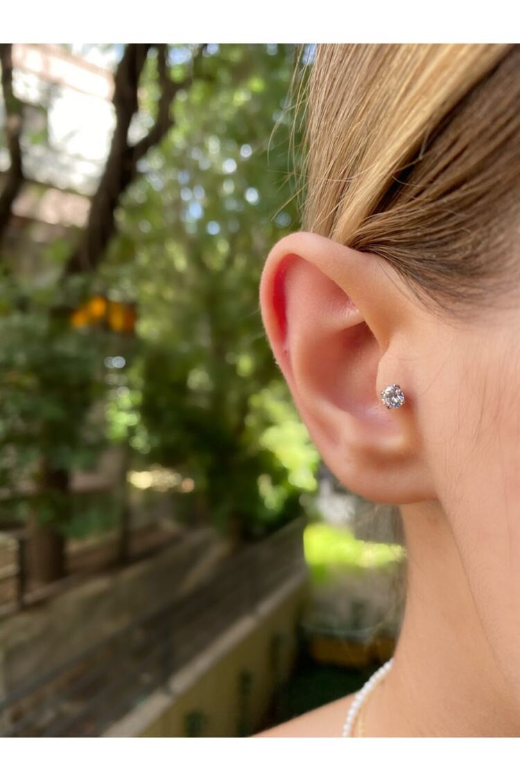 Kadın Silver Renkli Büyük Tek Taş Tragus Piercing Kıkırdak