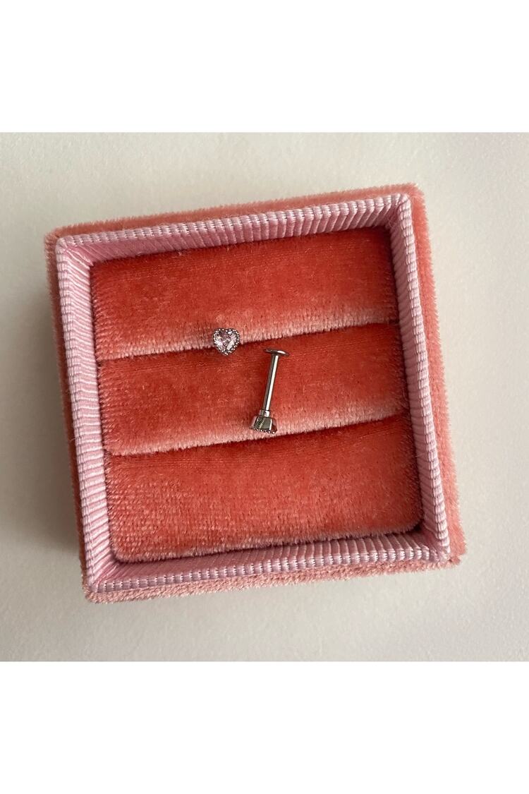 Kadın Minimal Kalpli Tragus Kıkırdak Piercing