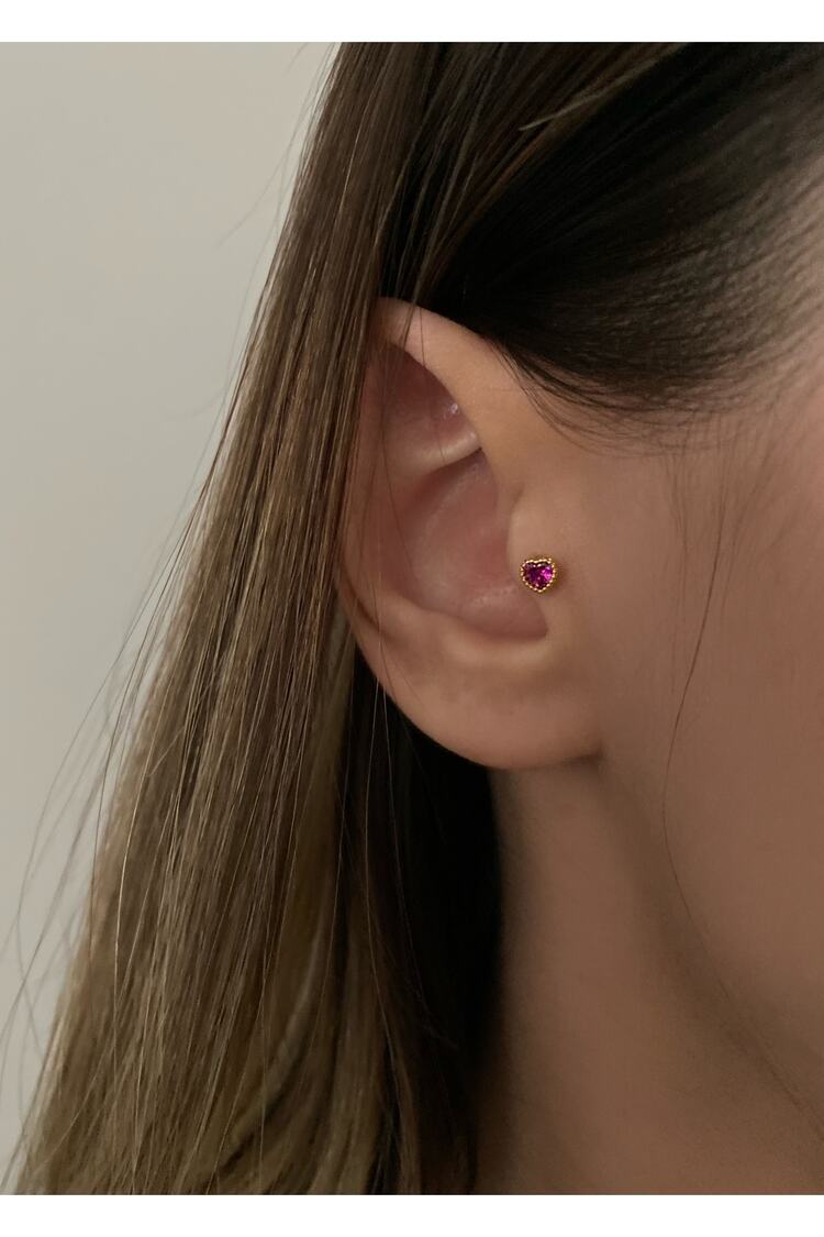 Kadın Minimal Koyu Pembe Taşlı Kalpli Tragus Kıkırdak Piercing