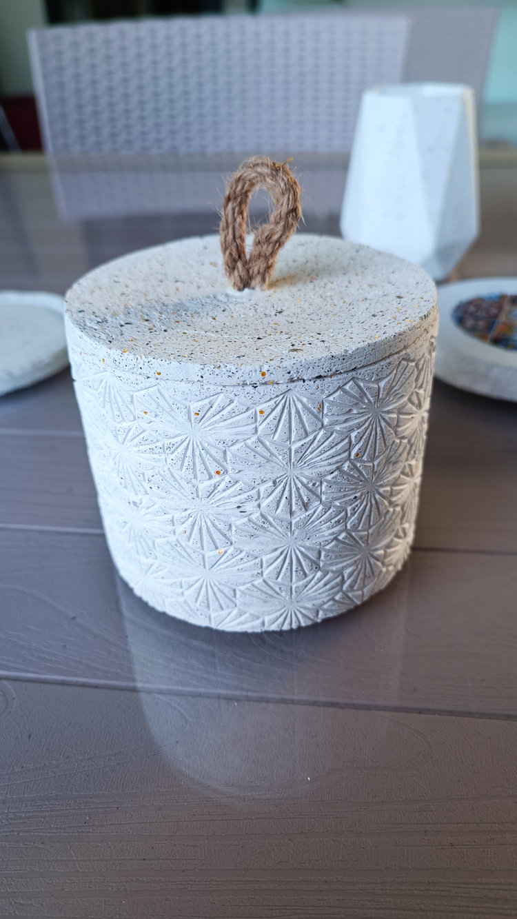 El Yapımı Desenli Beton Saklama Kutusu – Şık ve Modern Tasarım