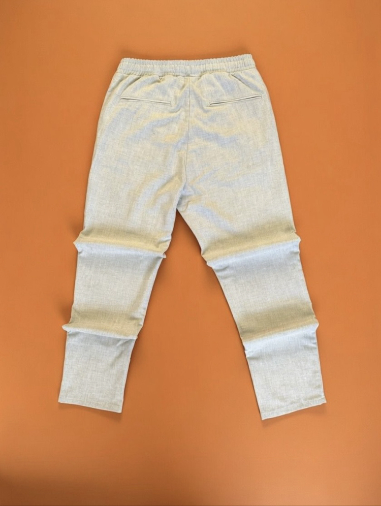Bej keten jogger pantolon Rahat kalıp Minimal stil Günlük kombinlerin favorisi.