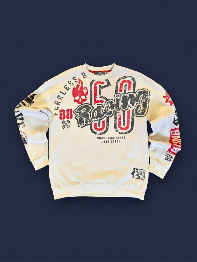 Fearless 88 Racing pullover. Krem tonu, baskılı kollar, rahat ve şık.