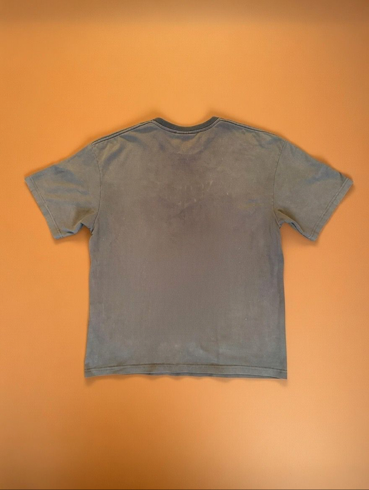 Eskitme görünüm siyah t-shirt Oversize Ön kabartmalı logo Rahat kesim Temiz kondisyon.