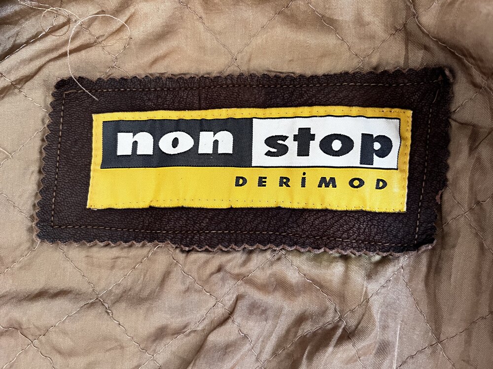 Derimod Nubuk Mont