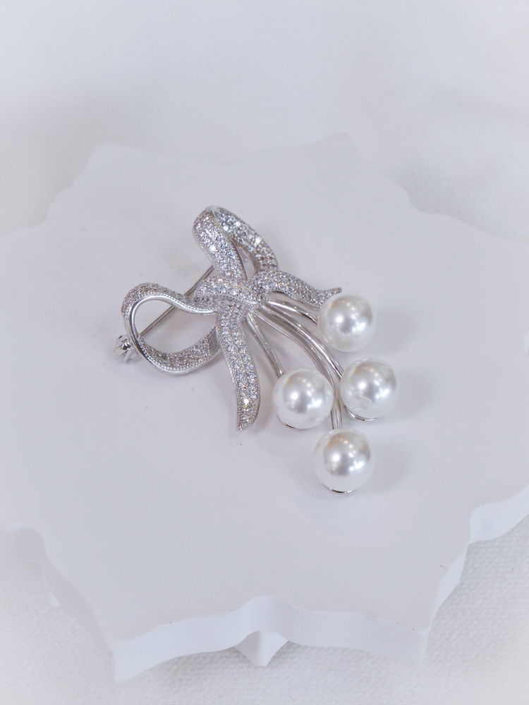 Timeless Elegance Bow Broş