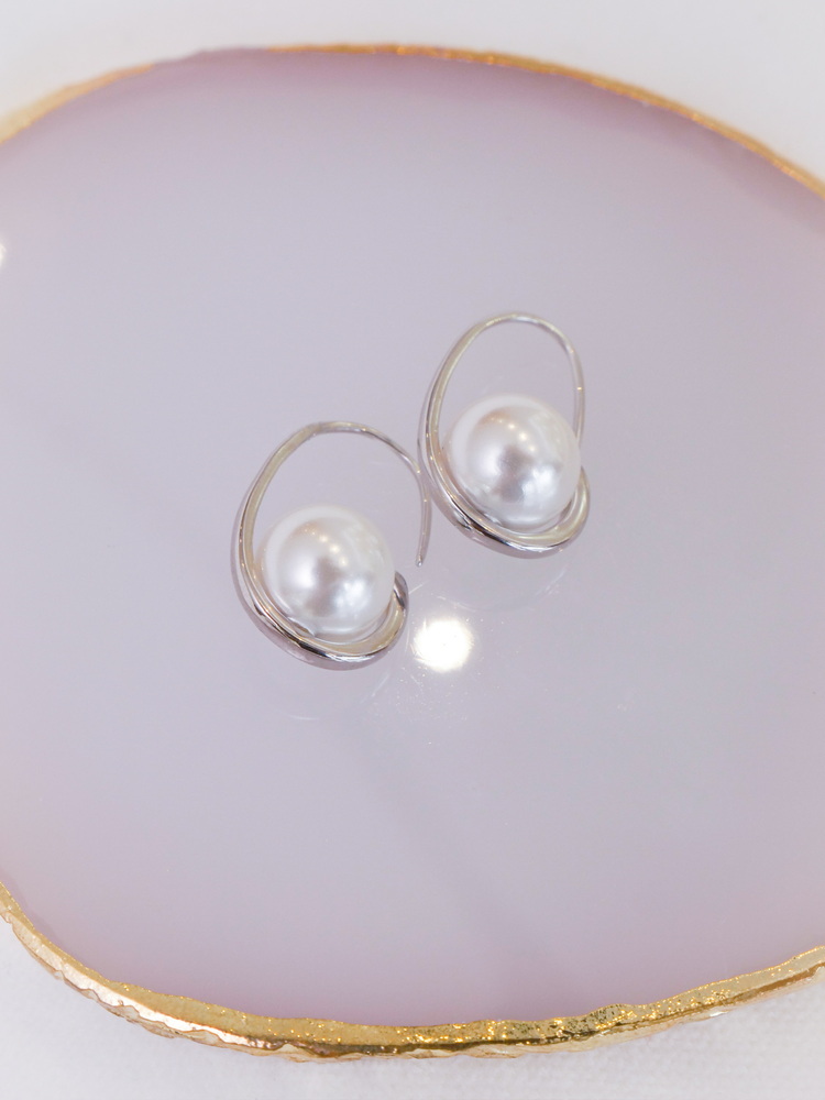 Lunar Embrace Pearls Küpe