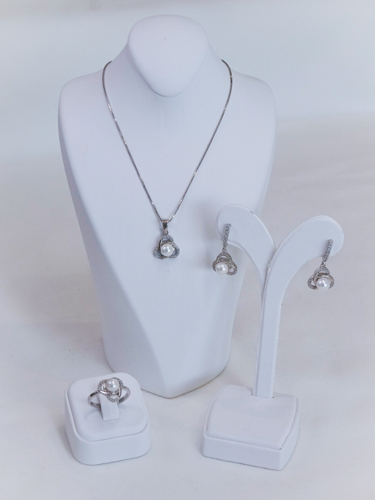 Lunar Embrace Pearl Set