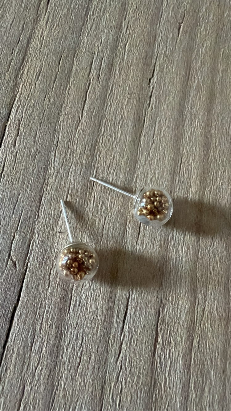 İçindeki cevher top küpe