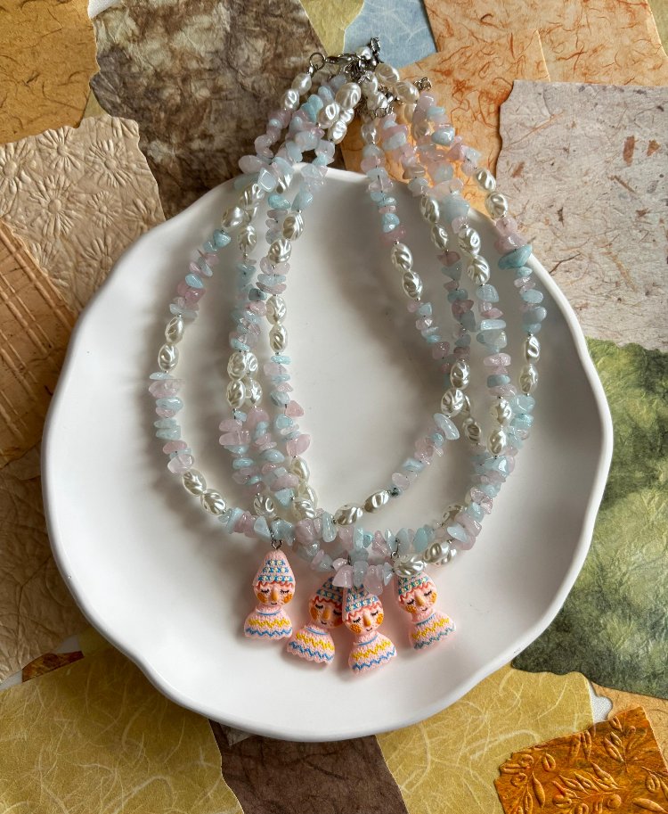 Figürlü Pastel Tonlu El Yapımı Kolye 