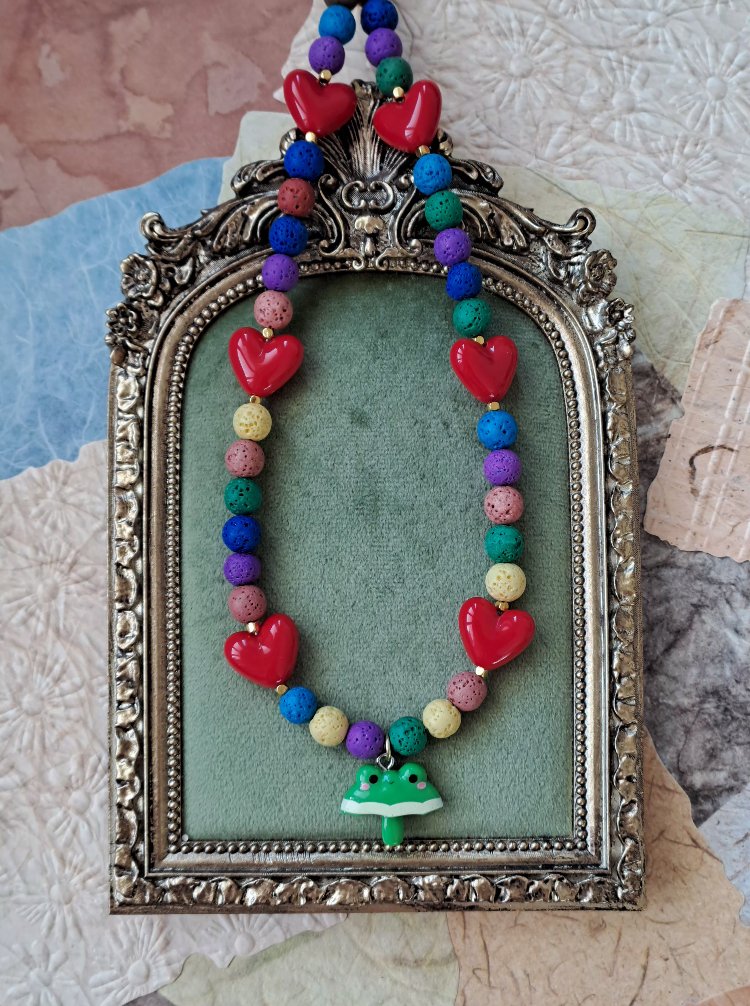 Kurbağa Figürlü Lav Taşı Kolye 