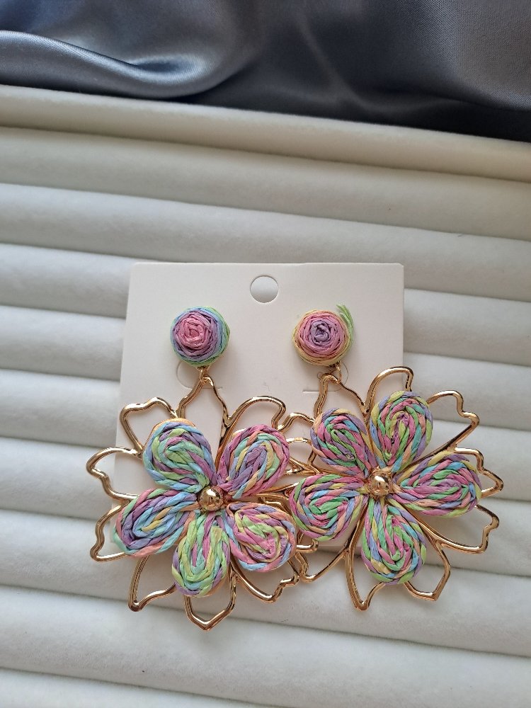 Pirinç Gökkuşağı Renkli Çiçek Model Küpe