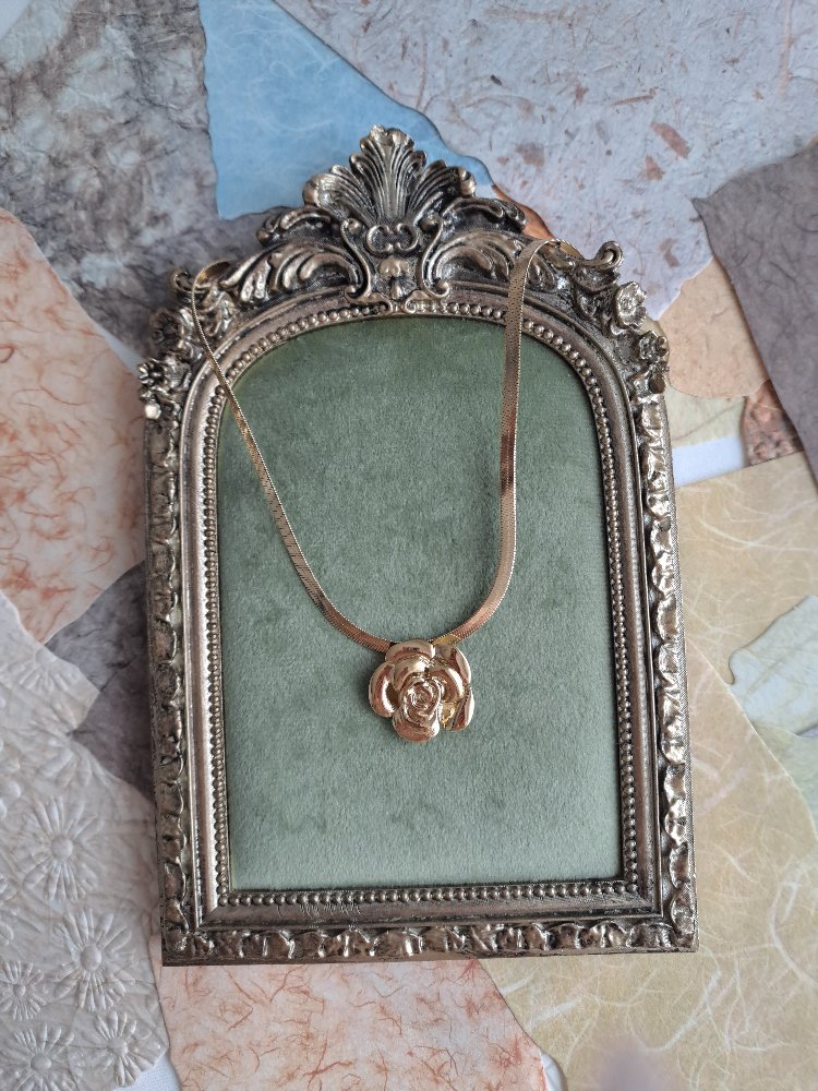 316L Çelik Gold Gül Detaylı Kolye 