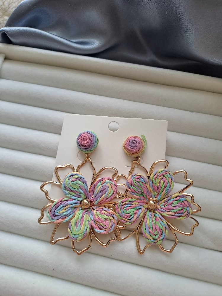 Pirinç Gökkuşağı Renkli Çiçek Model Küpe