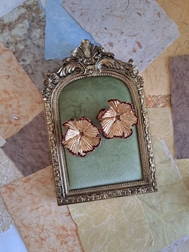 Pirinç Gold Renkli Lotus Çiçeği Küpe 