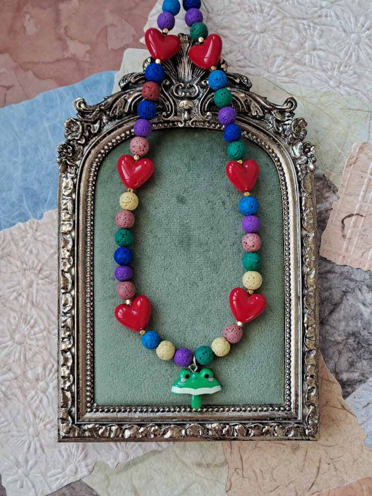 Kurbağa Figürlü Lav Taşı Kolye 