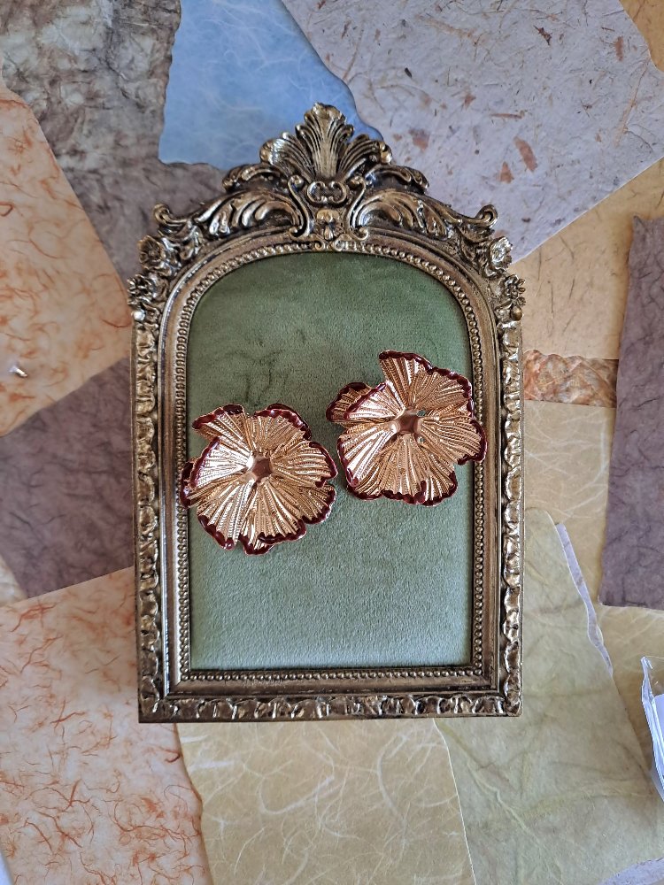 Pirinç Gold Renkli Lotus Çiçeği Küpe 