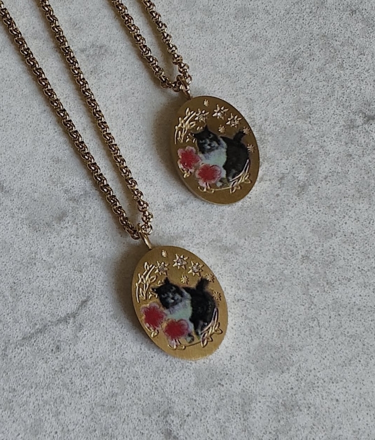 Resim işlemeli gömme taş detaylı kedi model çelik vintage kolye
