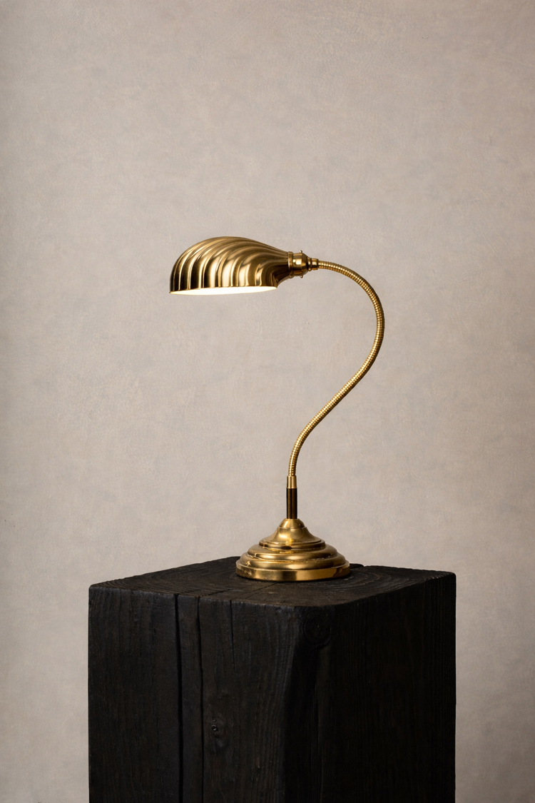 1920’ler Art Deco Denizkabuğu Pirinç Masa Lambası.