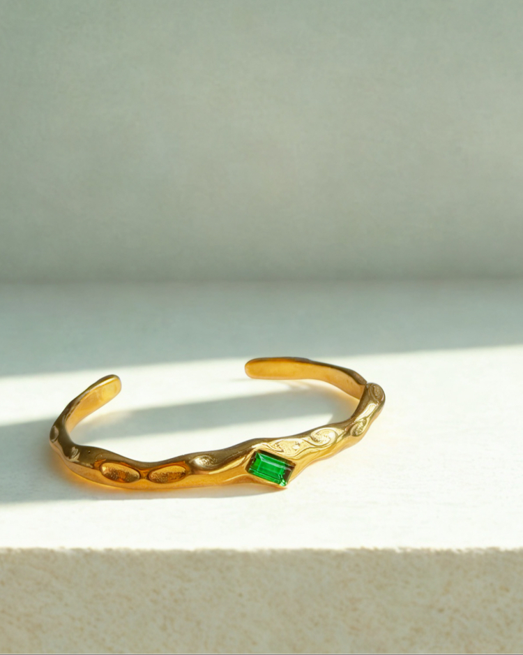 Émera Cuff – Vintage Altın Bileklik