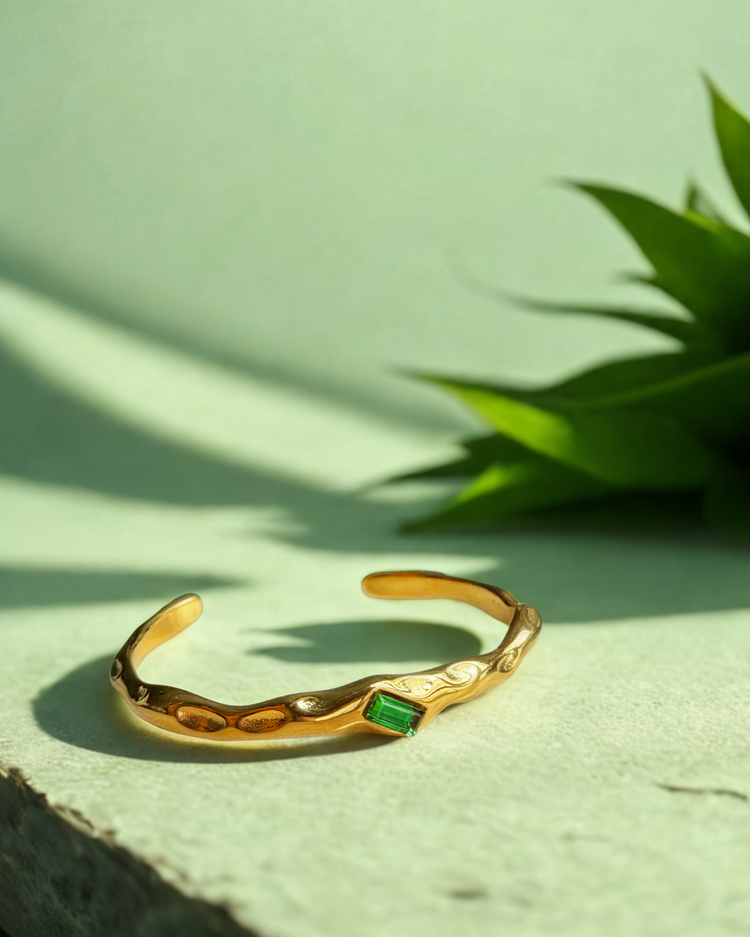 Émera Cuff – Vintage Altın Bileklik