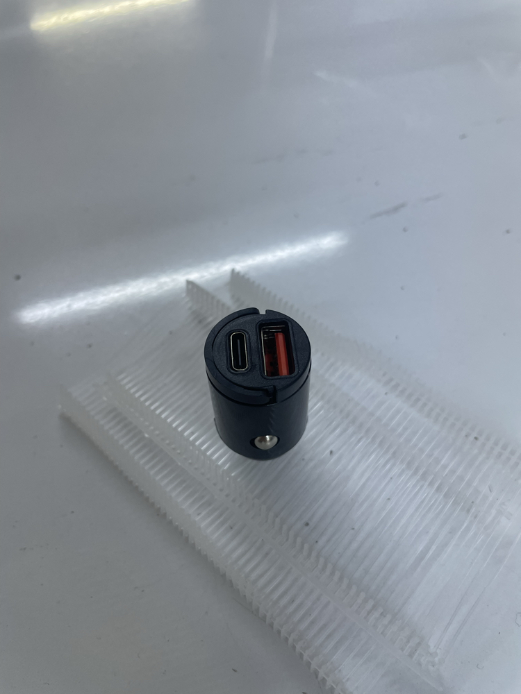 Araç içi hızlı şarj adaptörü