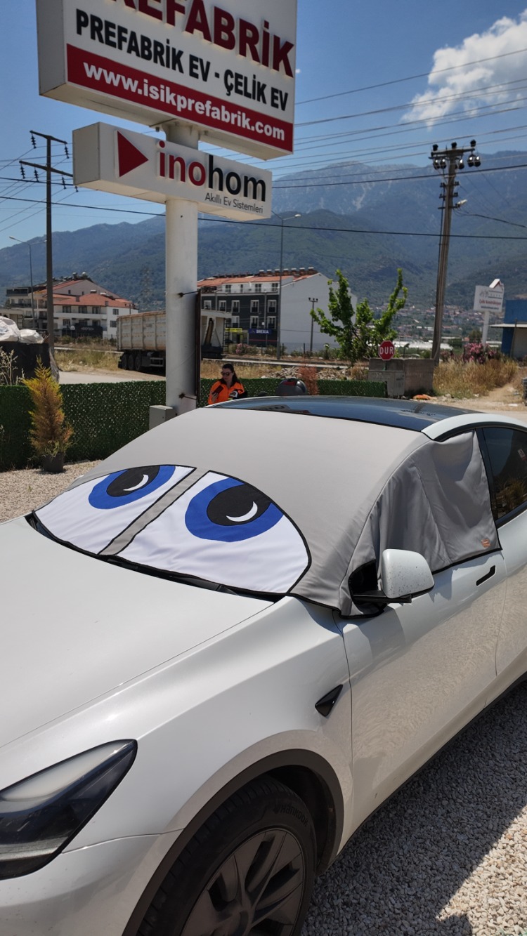 Tesla model Y Oto Cam Güneşliği Premium Isı Yalıtımlı ve %100 Karartmalı 