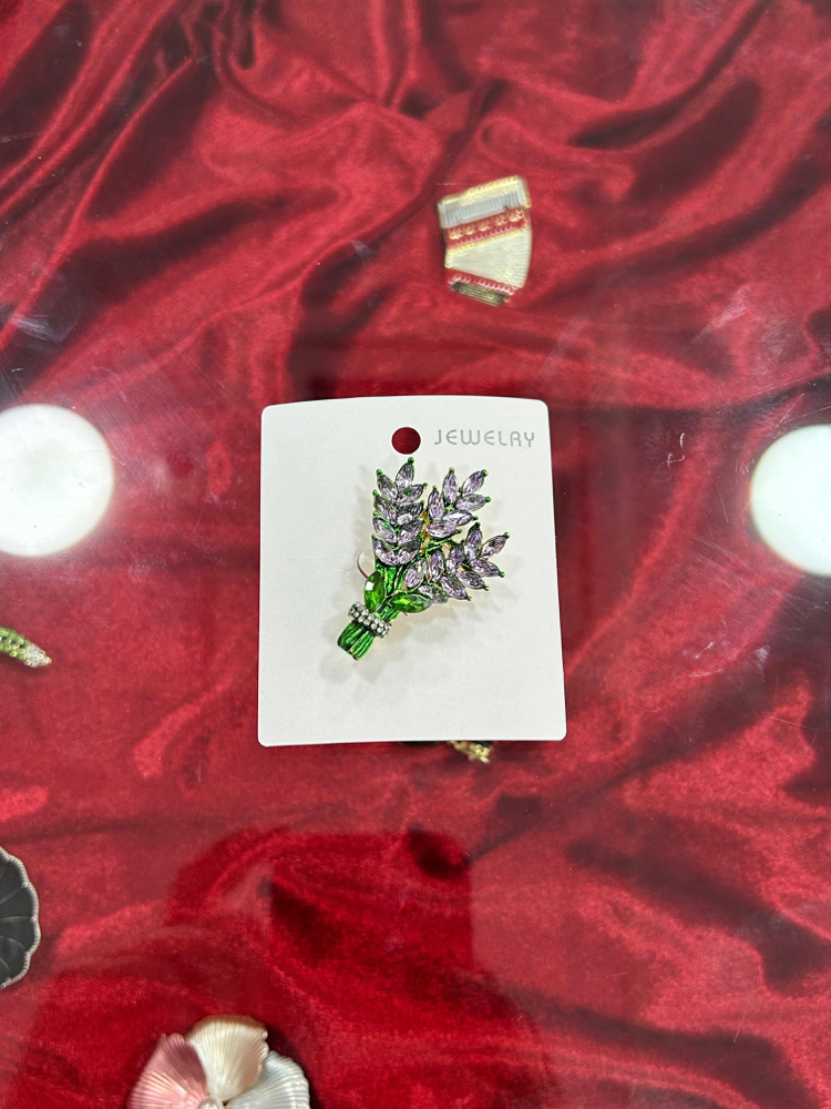 Lavanta yaka iğnesi