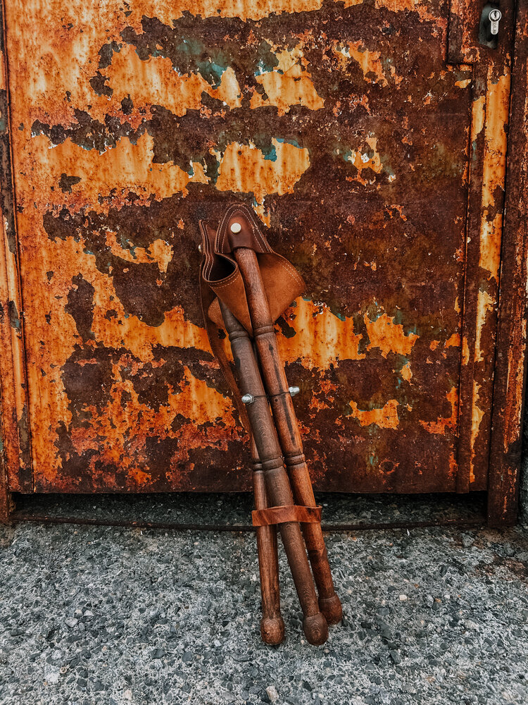 Bravorn Katlanabilir Deri Tabure – Ember | El Yapımı Bushcraft Kamp Taburesi