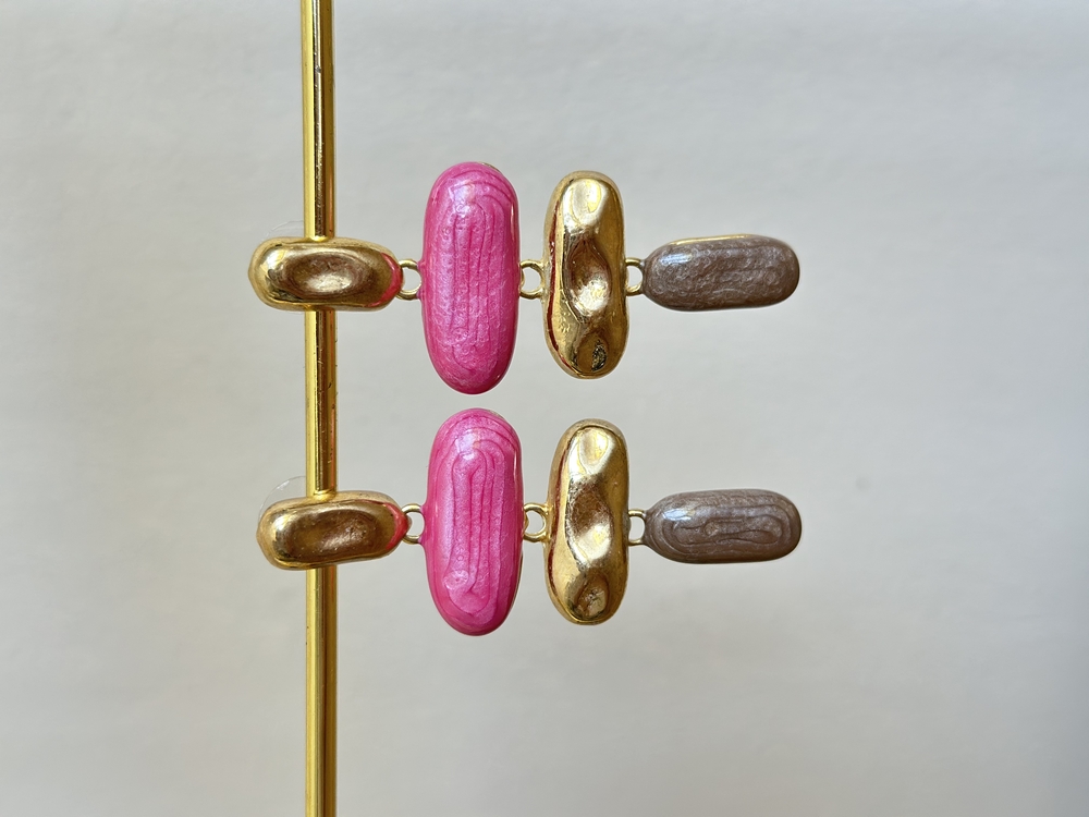 Gold Pembe Kahverengi Sallantılı Küpe