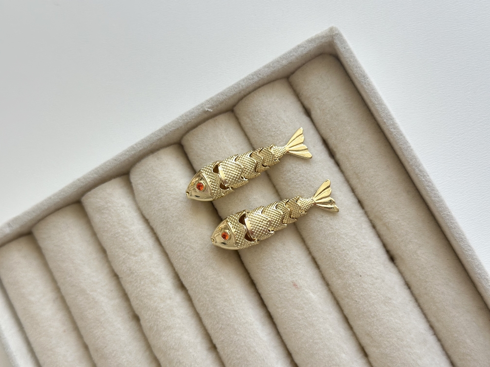 Kırmızı Taşlı Gold Oynar Balık Küpe