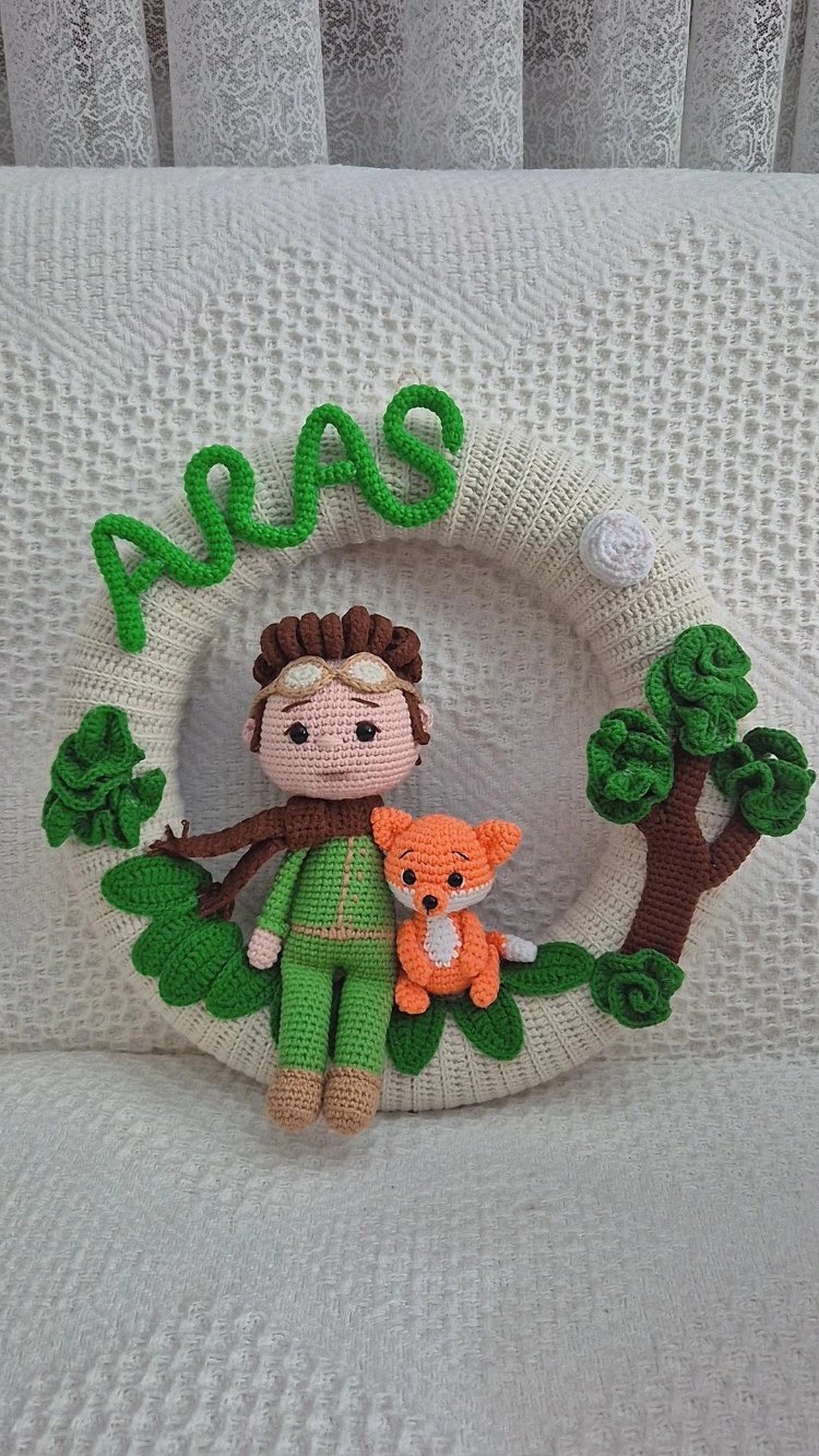 Kişiye Özel El Yapımı Amigurumi Kapı Süsü – İsimli Bebek Odası Dekoru