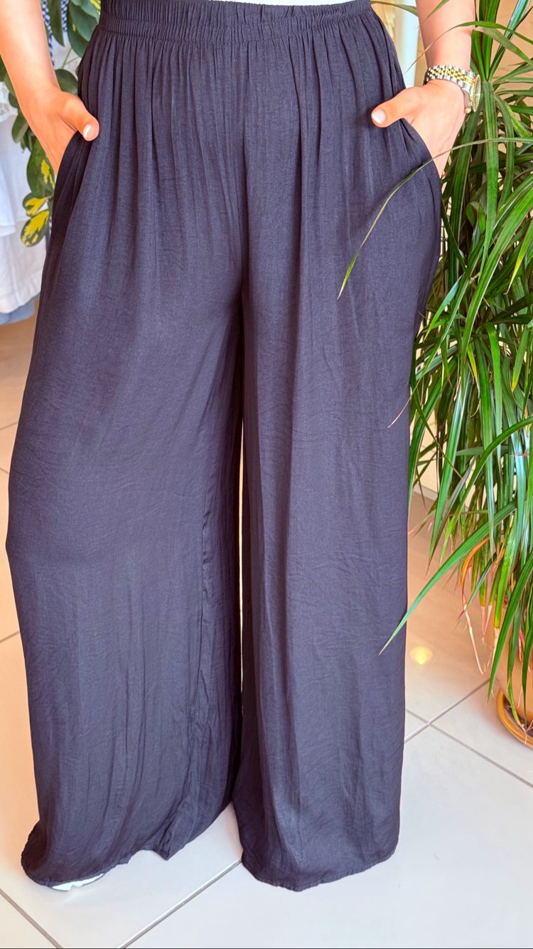 Beli Lastikli Dökümlü Siyah Pantolon