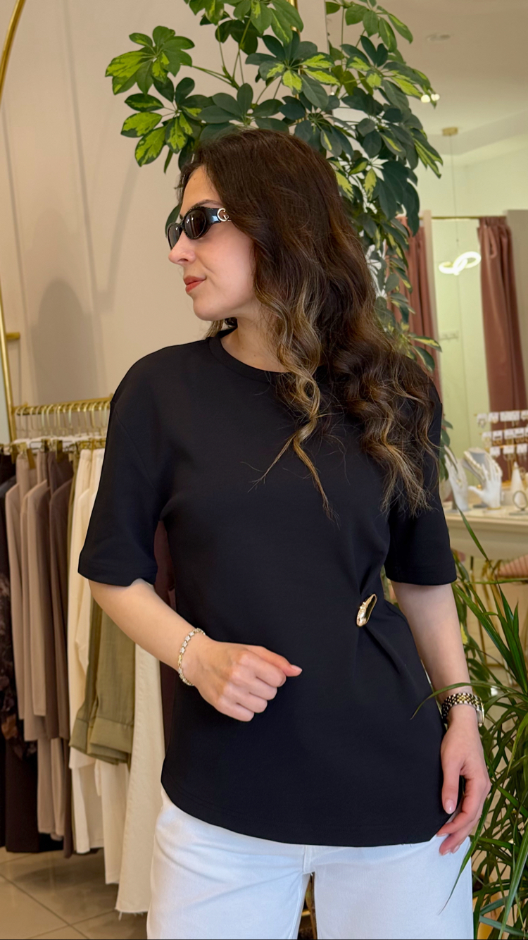 Aksesuar Detaylı Siyah Tshirt