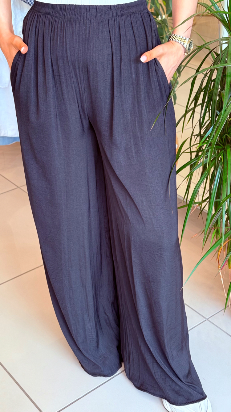 Beli Lastikli Dökümlü Siyah Pantolon