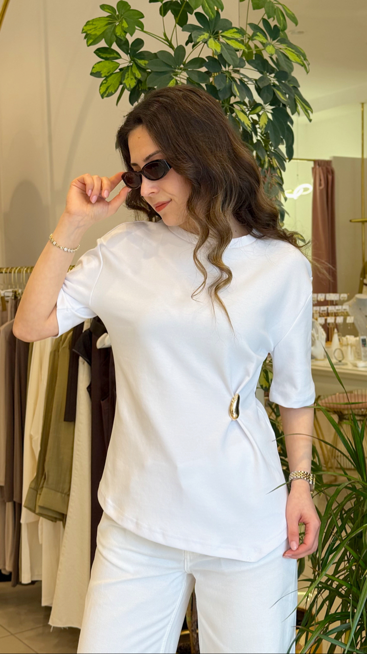 Aksesuar Detaylı Beyaz Tshirt