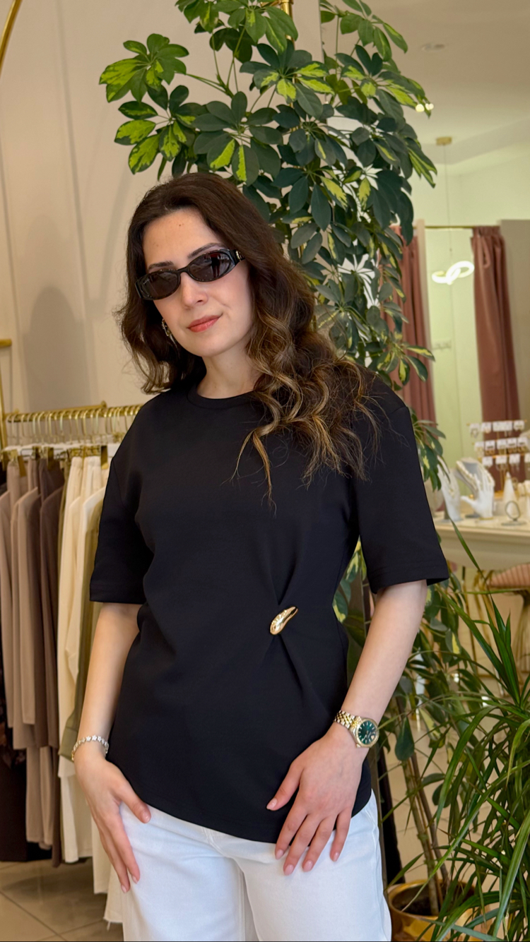Aksesuar Detaylı Siyah Tshirt