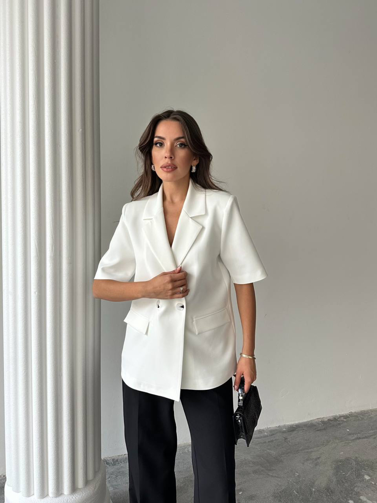 Beyaz yarım kollu blazer ceket