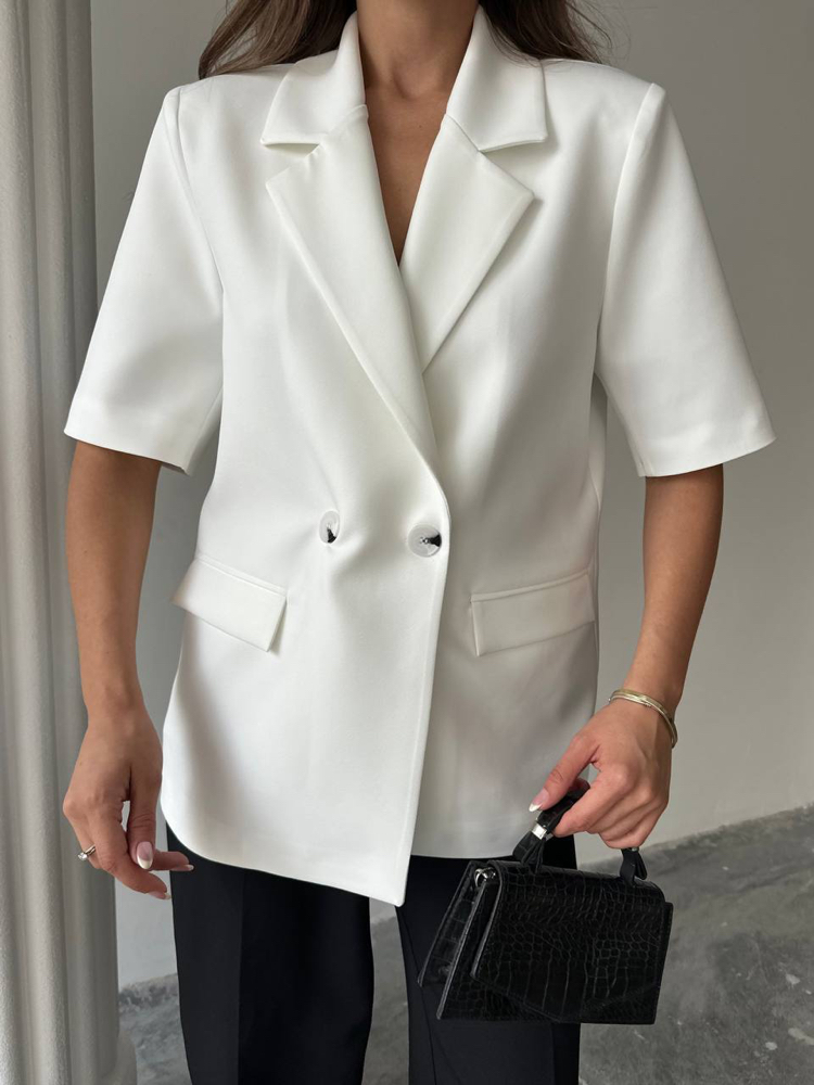 Beyaz yarım kollu blazer ceket
