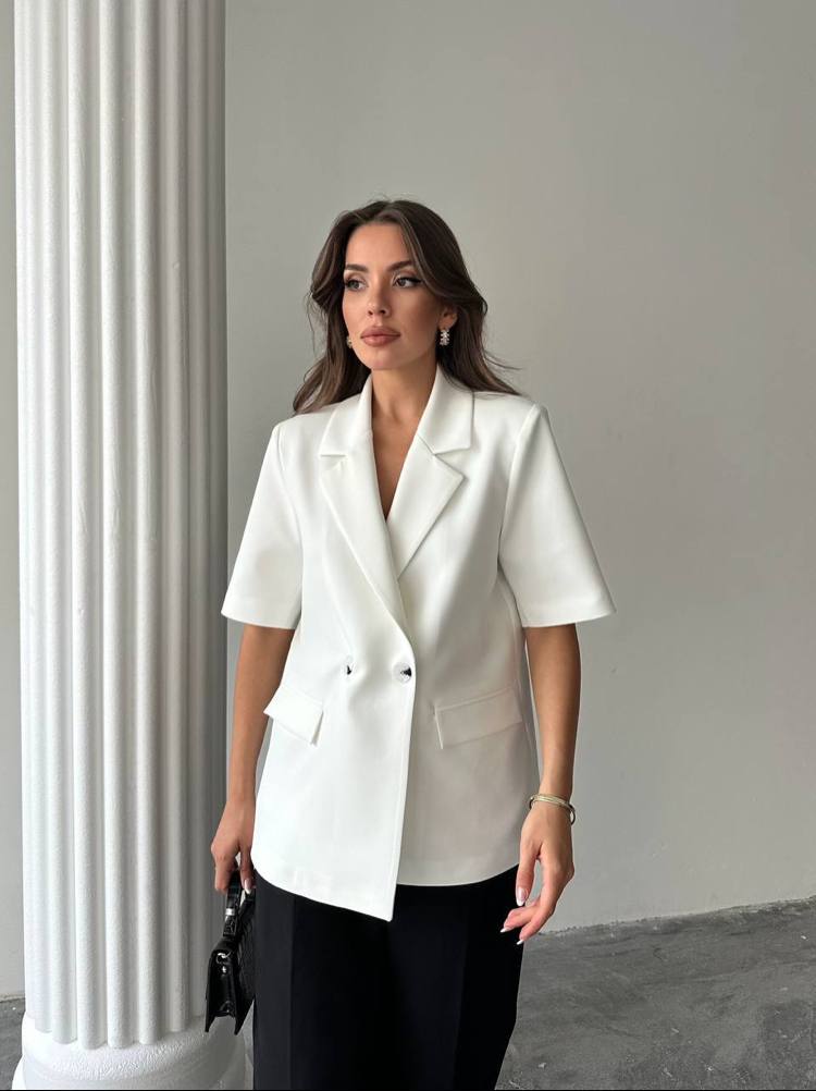 Beyaz yarım kollu blazer ceket